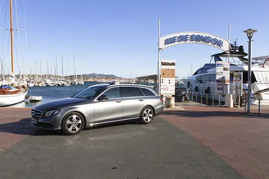 Taxi Mercedes gris stationné au port, près de l’embarquement pour l’île de Bendor.
